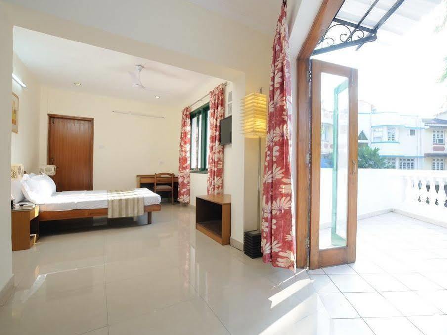 Hotel Brisa Marina Caranzalem Bagian luar foto